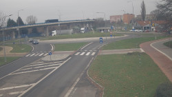 Křižovatka ulic Velká Dlážka a Polní