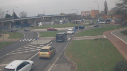 Křižovatka ulic Velká Dlážka a Polní