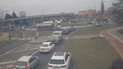 Křižovatka ulic Velká Dlážka a Polní