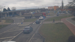 Křižovatka ulic Velká Dlážka a Polní