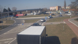 Křižovatka ulic Velká Dlážka a Polní