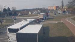 Křižovatka ulic Velká Dlážka a Polní