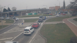 Křižovatka ulic Velká Dlážka a Polní