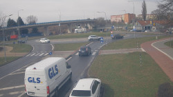 Křižovatka ulic Velká Dlážka a Polní