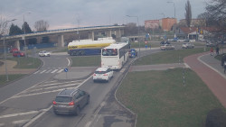 Křižovatka ulic Velká Dlážka a Polní