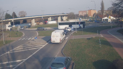 Křižovatka ulic Velká Dlážka a Polní