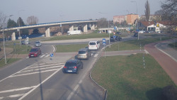 Křižovatka ulic Velká Dlážka a Polní