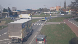 Křižovatka ulic Velká Dlážka a Polní