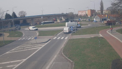 Křižovatka ulic Velká Dlážka a Polní