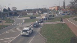 Křižovatka ulic Velká Dlážka a Polní