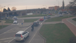 Křižovatka ulic Velká Dlážka a Polní