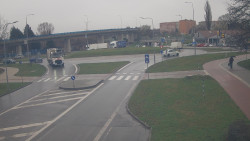 Křižovatka ulic Velká Dlážka a Polní