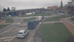 Křižovatka ulic Velká Dlážka a Polní