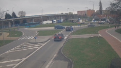 Křižovatka ulic Velká Dlážka a Polní