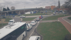 Křižovatka ulic Velká Dlážka a Polní