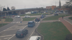 Křižovatka ulic Velká Dlážka a Polní