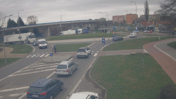 Křižovatka ulic Velká Dlážka a Polní