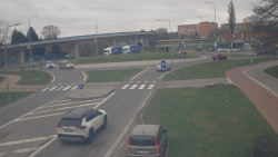 Křižovatka ulic Velká Dlážka a Polní