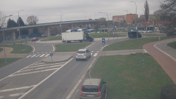 Křižovatka ulic Velká Dlážka a Polní