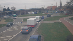 Křižovatka ulic Velká Dlážka a Polní