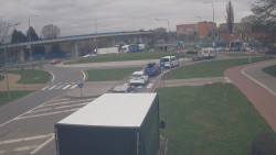 Křižovatka ulic Velká Dlážka a Polní