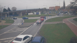 Křižovatka ulic Velká Dlážka a Polní