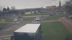 Křižovatka ulic Velká Dlážka a Polní