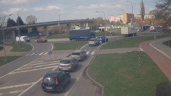 Křižovatka ulic Velká Dlážka a Polní