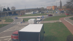 Křižovatka ulic Velká Dlážka a Polní