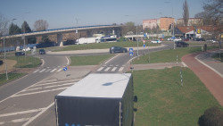 Křižovatka ulic Velká Dlážka a Polní