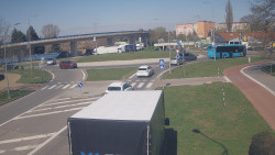 Křižovatka ulic Velká Dlážka a Polní