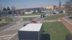 Křižovatka ulic Velká Dlážka a Polní