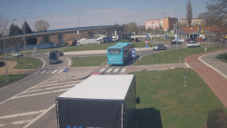 Křižovatka ulic Velká Dlážka a Polní