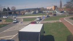 Křižovatka ulic Velká Dlážka a Polní