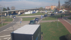 Křižovatka ulic Velká Dlážka a Polní