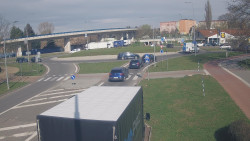 Křižovatka ulic Velká Dlážka a Polní