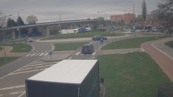 Křižovatka ulic Velká Dlážka a Polní