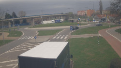 Křižovatka ulic Velká Dlážka a Polní