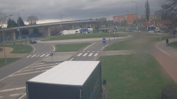 Křižovatka ulic Velká Dlážka a Polní