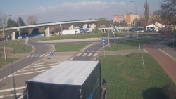 Křižovatka ulic Velká Dlážka a Polní