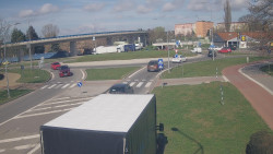 Křižovatka ulic Velká Dlážka a Polní