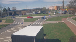 Křižovatka ulic Velká Dlážka a Polní