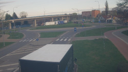 Křižovatka ulic Velká Dlážka a Polní