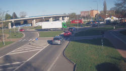 Křižovatka ulic Velká Dlážka a Polní