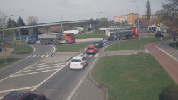 Křižovatka ulic Velká Dlážka a Polní