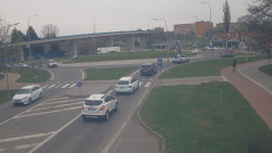 Křižovatka ulic Velká Dlážka a Polní