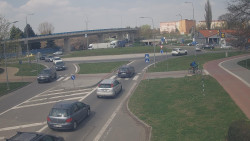 Křižovatka ulic Velká Dlážka a Polní