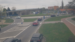 Křižovatka ulic Velká Dlážka a Polní