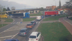 Křižovatka ulic Velká Dlážka a Polní