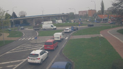 Křižovatka ulic Velká Dlážka a Polní